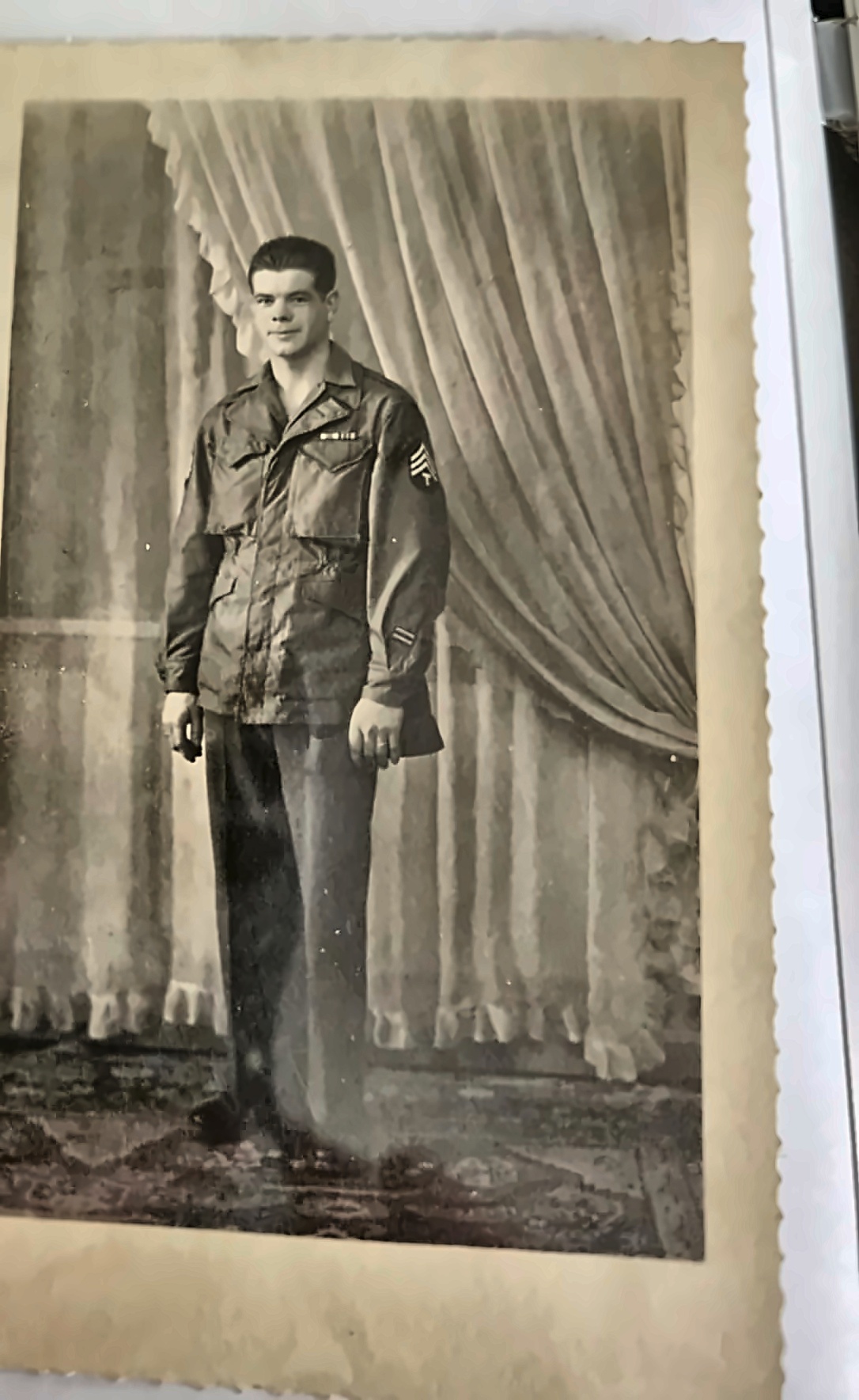 Vivian Miller en uniforme de sergent, portrait en pied